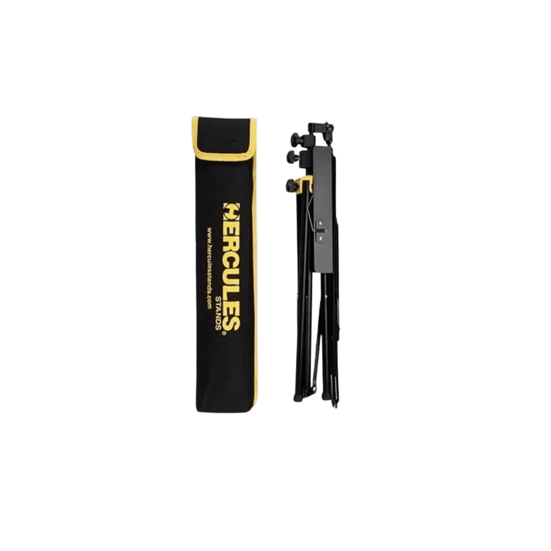 Hercules BS050B - Atril Partitura | Atril BS050B con funda. Bandeja EZ Sólida construcción. Se recoge de forma compacta para un transporte fácil. Tamaño de la bandeja: 410x235 mm. Dimensiones: Altura: 530 a 1200mm - Tamaño plegado: 460x90mm - Peso: 1.28kg