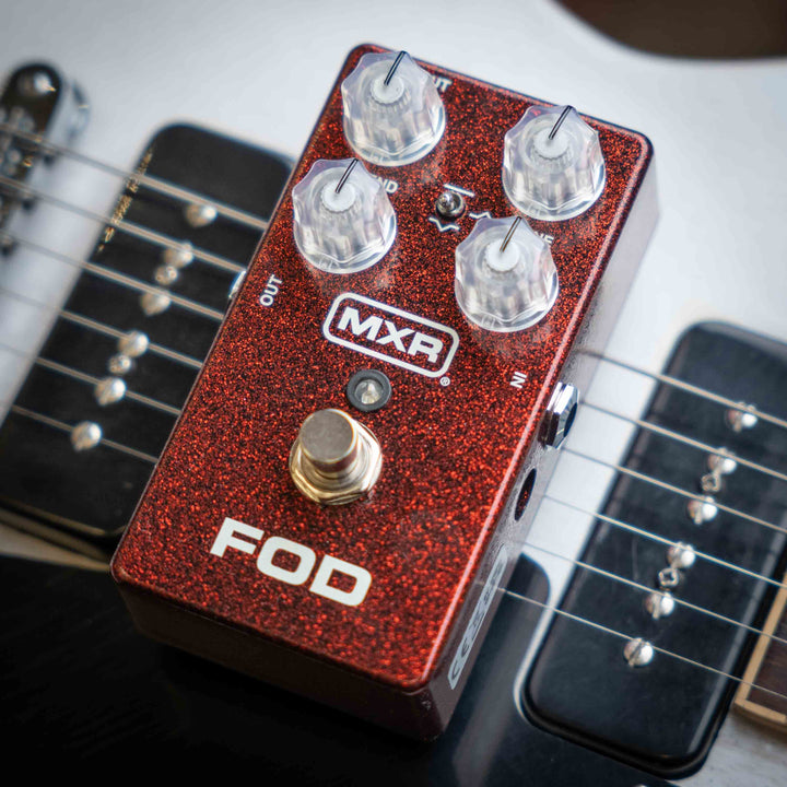 MXR® FOD™ DRIVE - Pedal de Guitarra | El MXR FOD Drive suministra la potencia exagerada de dos amplificadores muy codiciadas en una sola carcasa. Los profesionales y los tonechasers han estado combinando amplificadores en el escenario y en el estudio dura