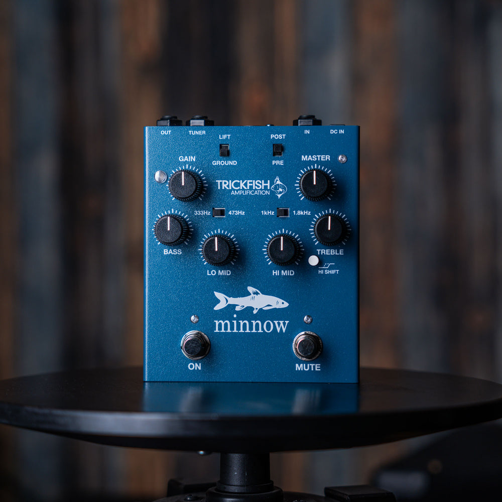 Trickfish Minnow - Pedal de Bajo | El Minnow es un pedal Preamplificador y DI de bajo de alta calidad y bajo ruido equipado con nuestra sección Bullhead EQ. Este preamplificador Bullhead de un solo canal cuenta con ecualizadores "shelf" para los controles