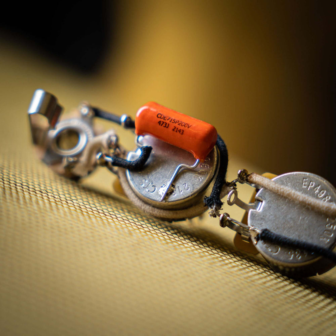 Pre-Wired Jazz Bass Kit | ¡Introducing el Kit de Mejora de Electrónica Pre-cableado para Jazz Bass! Eleva el sonido de tu bajo Jazz Bass con nuestro kit. Con componentes de alta calidad, instalación sencilla y sin interferencias, este kit mejorará tu expe