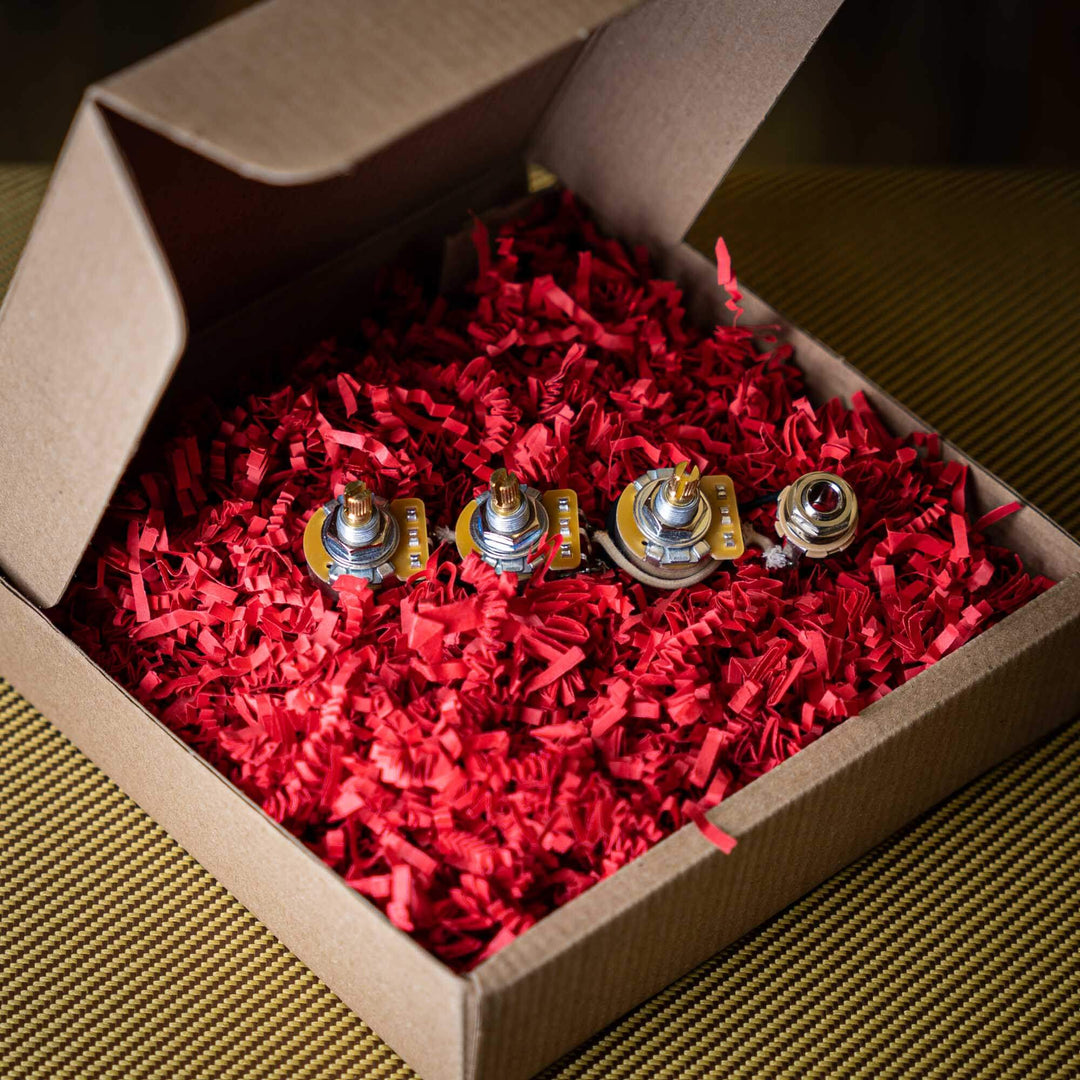 Pre-Wired Jazz Bass Kit | ¡Introducing el Kit de Mejora de Electrónica Pre-cableado para Jazz Bass! Eleva el sonido de tu bajo Jazz Bass con nuestro kit. Con componentes de alta calidad, instalación sencilla y sin interferencias, este kit mejorará tu expe