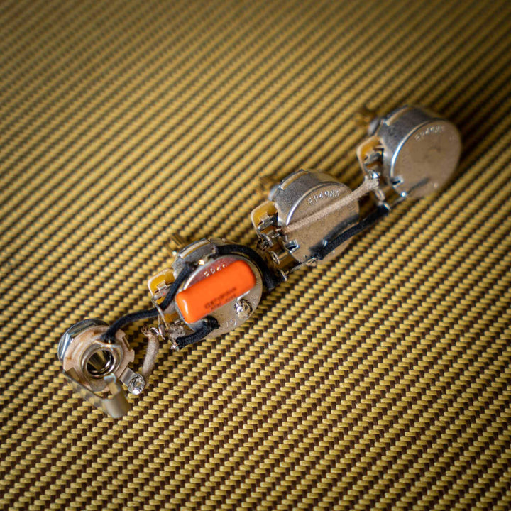 Pre-Wired Jazz Bass Kit | ¡Introducing el Kit de Mejora de Electrónica Pre-cableado para Jazz Bass! Eleva el sonido de tu bajo Jazz Bass con nuestro kit. Con componentes de alta calidad, instalación sencilla y sin interferencias, este kit mejorará tu expe