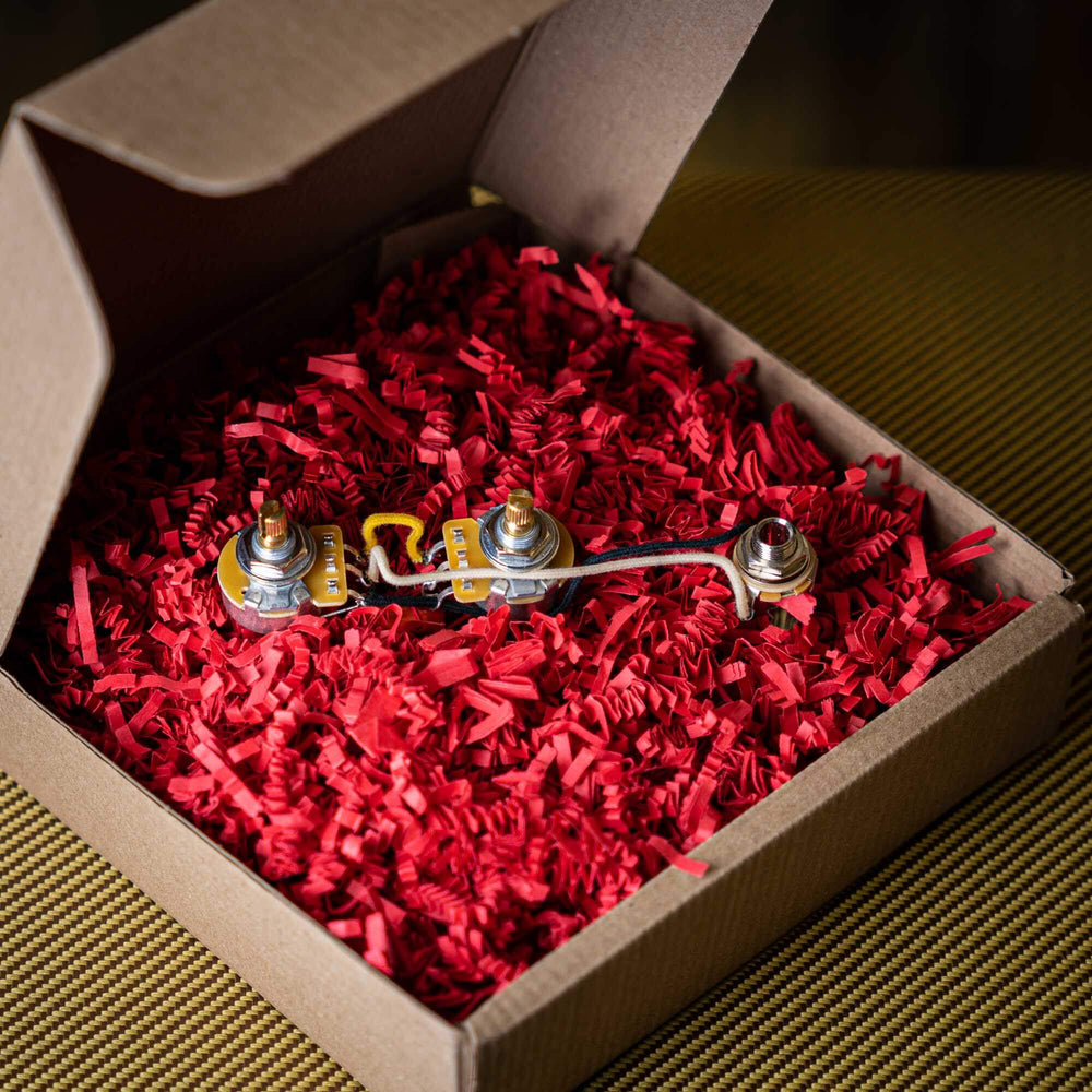 Pre-Wired Precision Kit | ¡Presentamos el Kit de Mejora de Electrónica Pre-cableado para Precision Bass! Potencia el sonido de tu bajo Precision Bass con nuestro kit. Con componentes de alta calidad, instalación fácil y sin ruidos indeseados, este kit ele