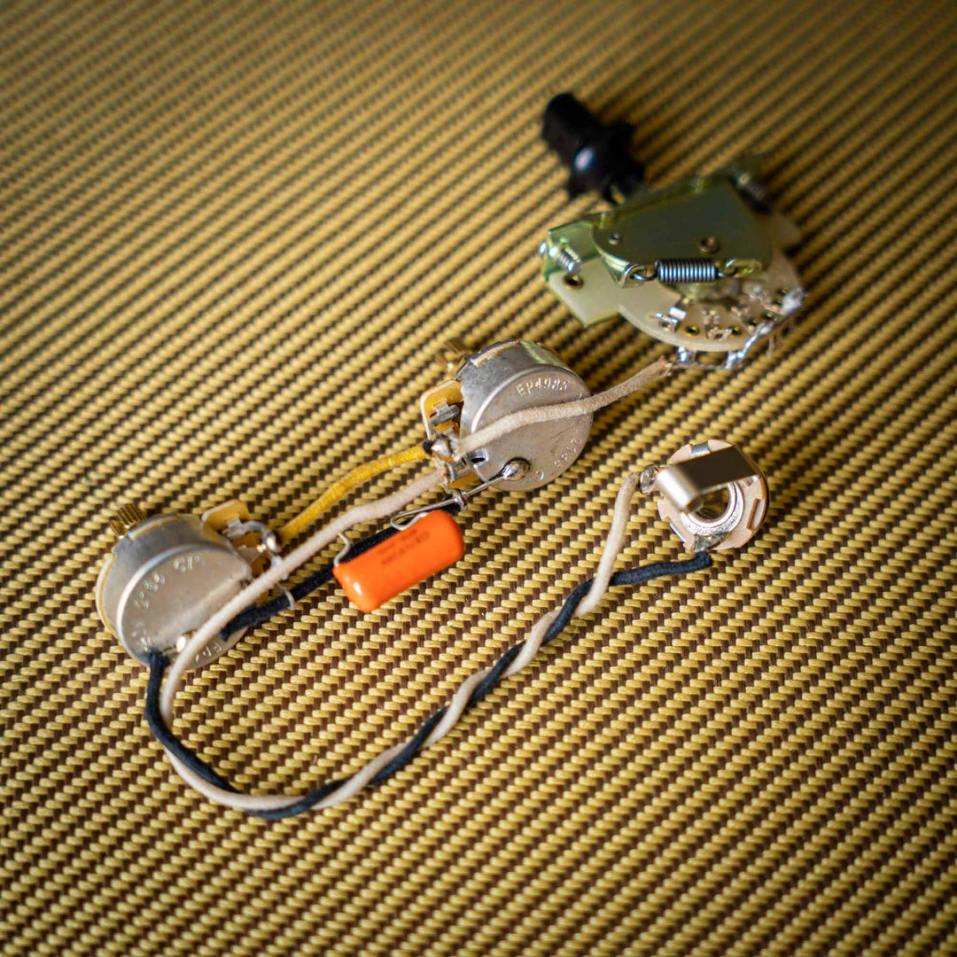 Pre-Wired Telecaster Kit | ¡Presentamos nuestro Kit de Mejora de Electrónica Pre-cableado para Telecaster! Transforma tu Telecaster en una máquina de sonido con nuestro kit. Con componentes de calidad, instalación fácil y sin ruidos no deseados, este kit