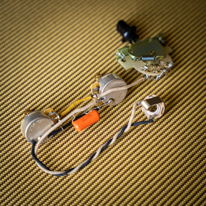 Pre-Wired Telecaster Kit | ¡Presentamos nuestro Kit de Mejora de Electrónica Pre-cableado para Telecaster! Transforma tu Telecaster en una máquina de sonido con nuestro kit. Con componentes de calidad, instalación fácil y sin ruidos no deseados, este kit
