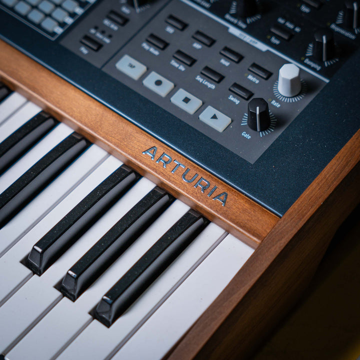 Teclado Sintetizador Arturia PolyBrute | NO INCLUYE CASE El Arturia PolyBrute es un sintetizador analógico polifónico de alto rendimiento que combina la calidez de la síntesis analógica con la versatilidad de la tecnología digital. Con un diseño elegante