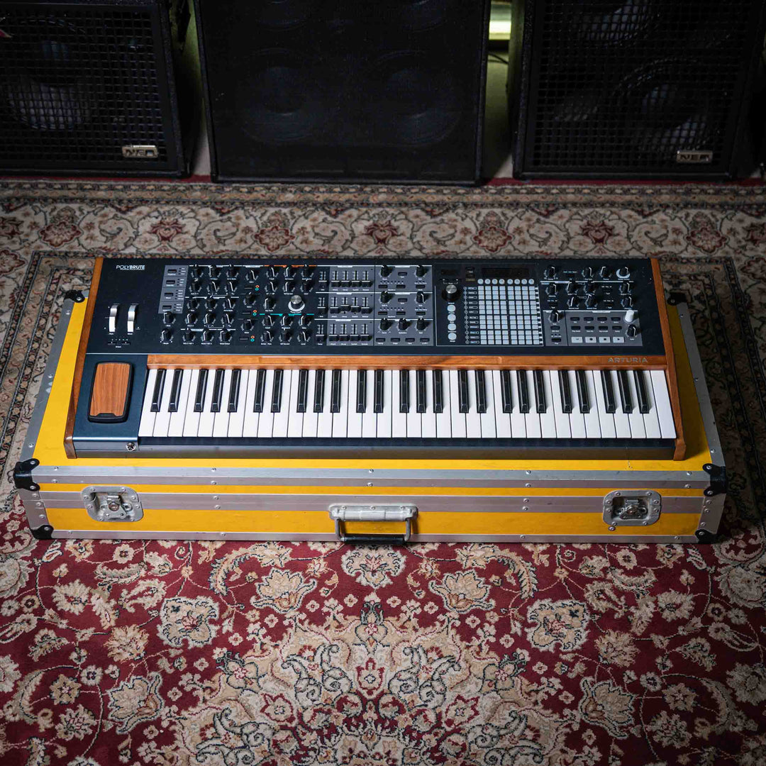 Teclado Sintetizador Arturia PolyBrute | NO INCLUYE CASE El Arturia PolyBrute es un sintetizador analógico polifónico de alto rendimiento que combina la calidez de la síntesis analógica con la versatilidad de la tecnología digital. Con un diseño elegante