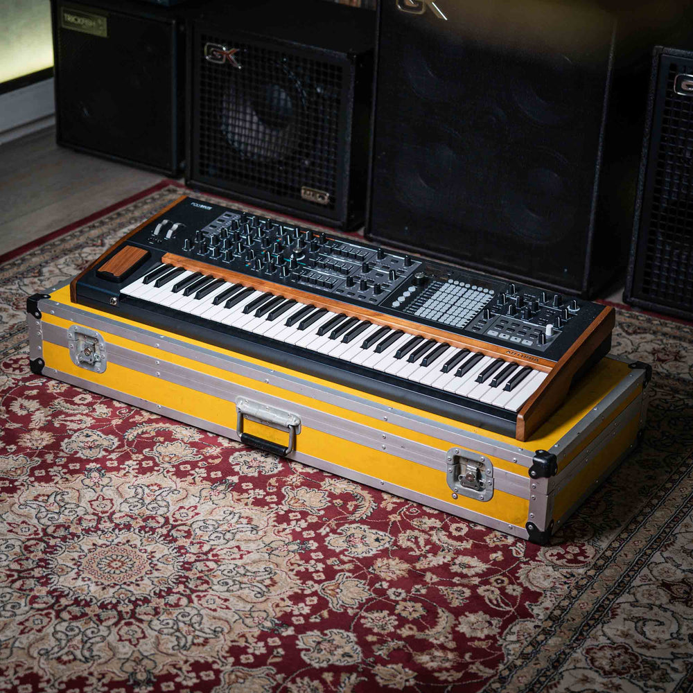 Teclado Sintetizador Arturia PolyBrute | NO INCLUYE CASE El Arturia PolyBrute es un sintetizador analógico polifónico de alto rendimiento que combina la calidez de la síntesis analógica con la versatilidad de la tecnología digital. Con un diseño elegante