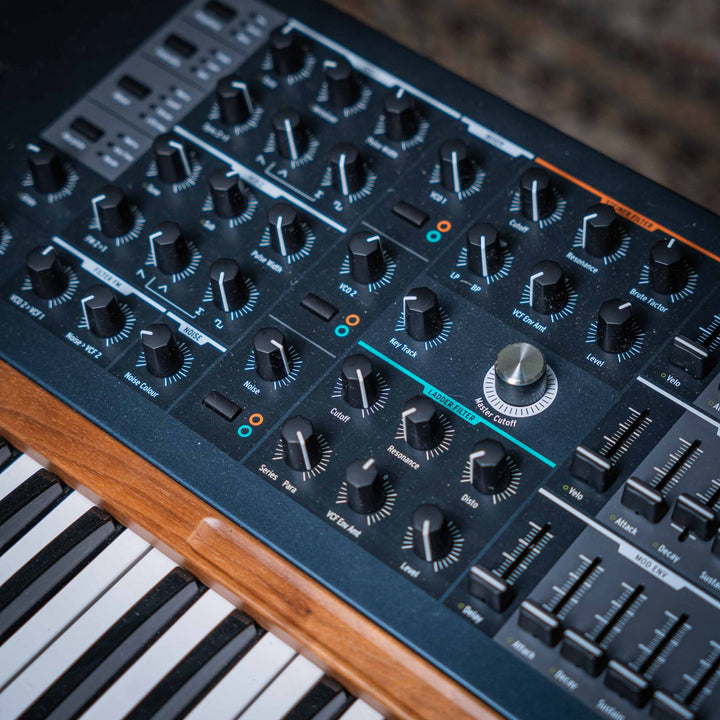 Teclado Sintetizador Arturia PolyBrute | NO INCLUYE CASE El Arturia PolyBrute es un sintetizador analógico polifónico de alto rendimiento que combina la calidez de la síntesis analógica con la versatilidad de la tecnología digital. Con un diseño elegante