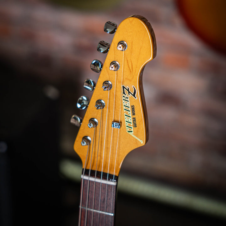 Atelier Z L.E.S. Next Zymo Aged Surf Green 2024 - Guitarra Eléctrica | Cuerpo • Modelo: Atelier Z L.E.S. Next Zymo Aged• Madera: Alder • Terminación: Polyurethane Gloss • Pickguard: 3P Mint Brazo • Madera: Maple/Rose• Perfil: Original U• Terminación: Poly