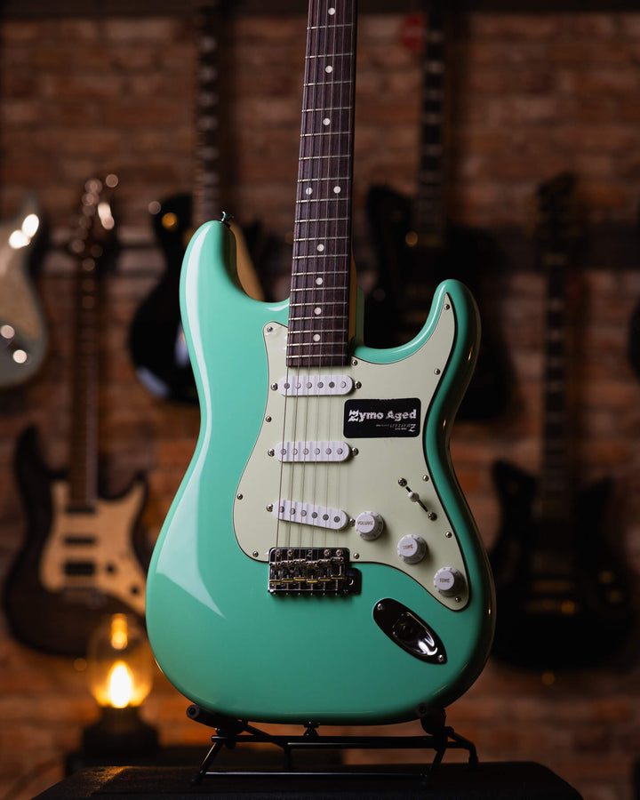 Atelier Z L.E.S. Next Zymo Aged Surf Green 2024 - Guitarra Eléctrica | Cuerpo • Modelo: Atelier Z L.E.S. Next Zymo Aged• Madera: Alder • Terminación: Polyurethane Gloss • Pickguard: 3P Mint Brazo • Madera: Maple/Rose• Perfil: Original U• Terminación: Poly