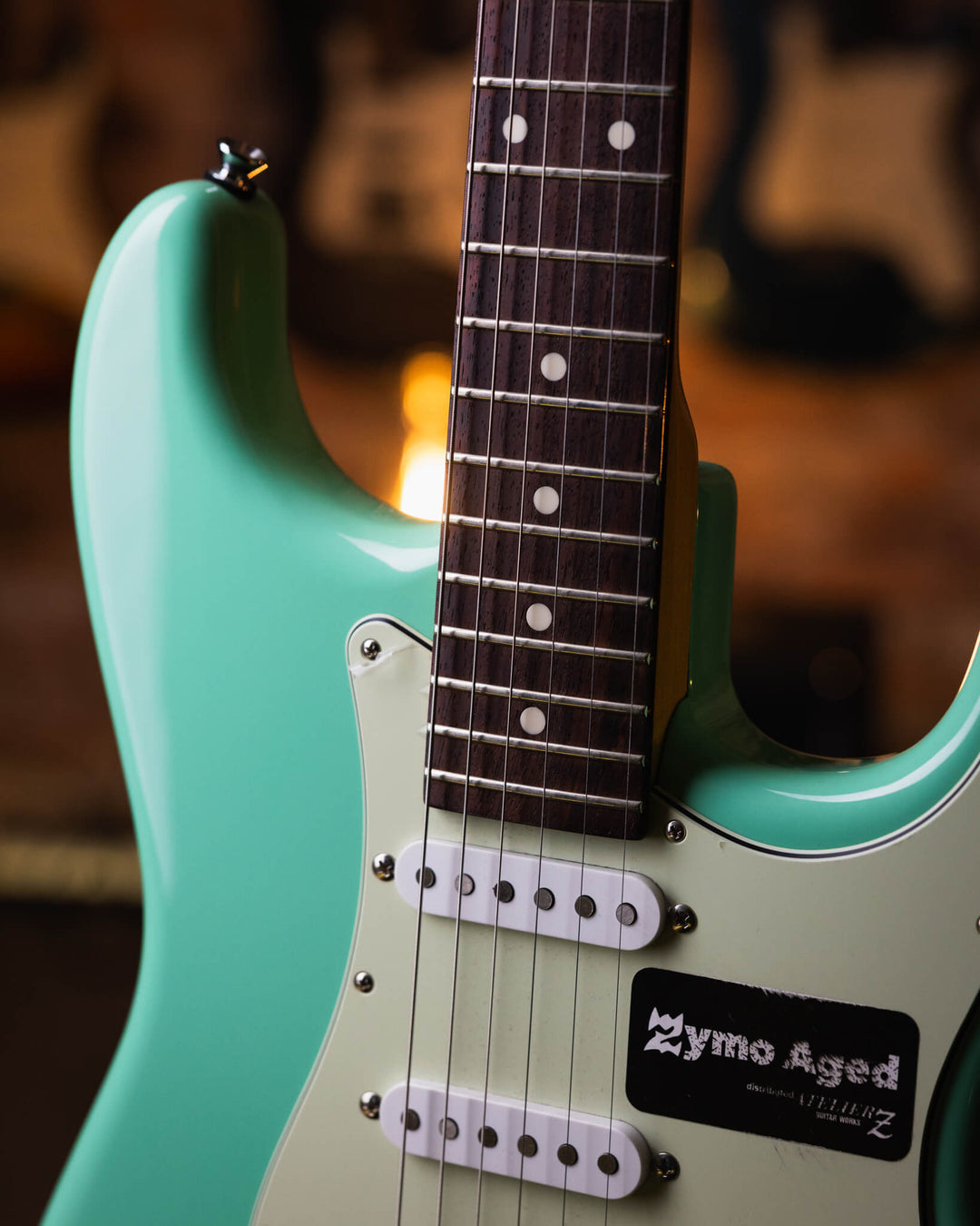 Atelier Z L.E.S. Next Zymo Aged Surf Green 2024 - Guitarra Eléctrica | Cuerpo • Modelo: Atelier Z L.E.S. Next Zymo Aged• Madera: Alder • Terminación: Polyurethane Gloss • Pickguard: 3P Mint Brazo • Madera: Maple/Rose• Perfil: Original U• Terminación: Poly