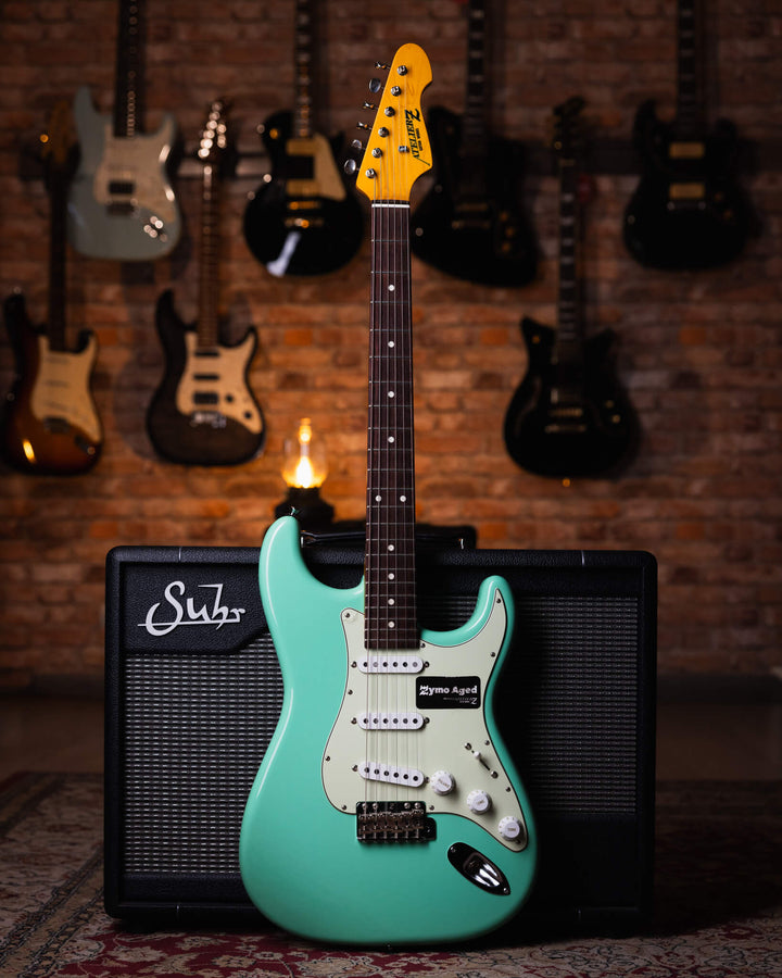 Atelier Z L.E.S. Next Zymo Aged Surf Green 2024 - Guitarra Eléctrica | Cuerpo • Modelo: Atelier Z L.E.S. Next Zymo Aged• Madera: Alder • Terminación: Polyurethane Gloss • Pickguard: 3P Mint Brazo • Madera: Maple/Rose• Perfil: Original U• Terminación: Poly
