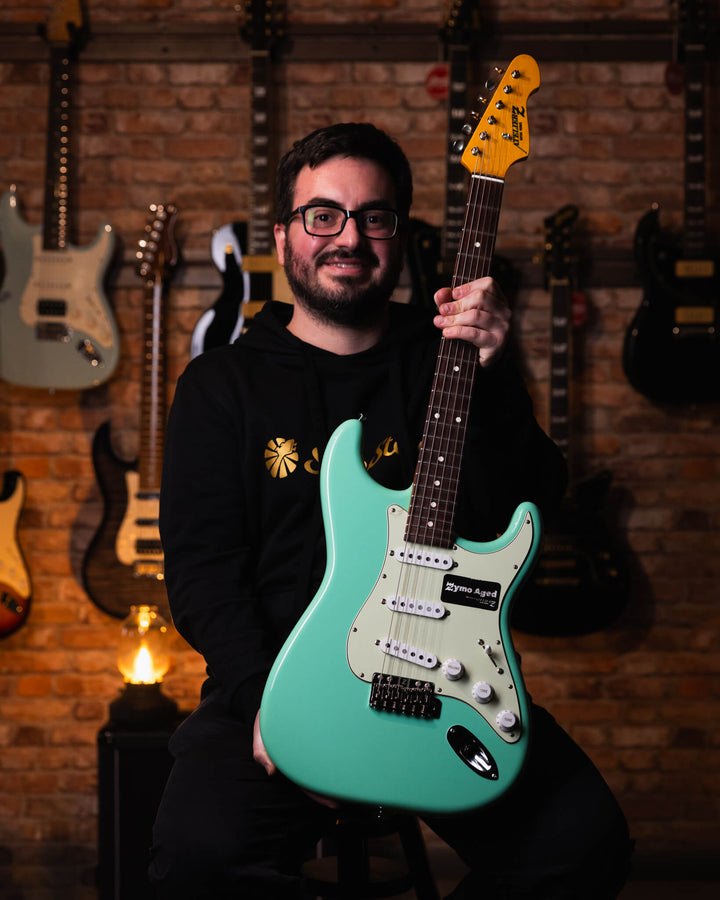 Atelier Z L.E.S. Next Zymo Aged Surf Green 2024 - Guitarra Eléctrica | Cuerpo • Modelo: Atelier Z L.E.S. Next Zymo Aged• Madera: Alder • Terminación: Polyurethane Gloss • Pickguard: 3P Mint Brazo • Madera: Maple/Rose• Perfil: Original U• Terminación: Poly