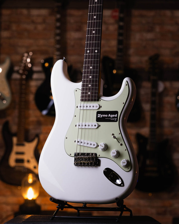Atelier Z L.E.S. Next Zymo Aged Olympic White 2024 - Guitarra Eléctrica | Cuerpo • Modelo: Atelier Z L.E.S. Next Zymo Aged• Madera: Alder • Terminación: Polyurethane Gloss • Pickguard: 3P Mint Brazo • Madera: Maple/Rose• Perfil: Original U• Terminación: P