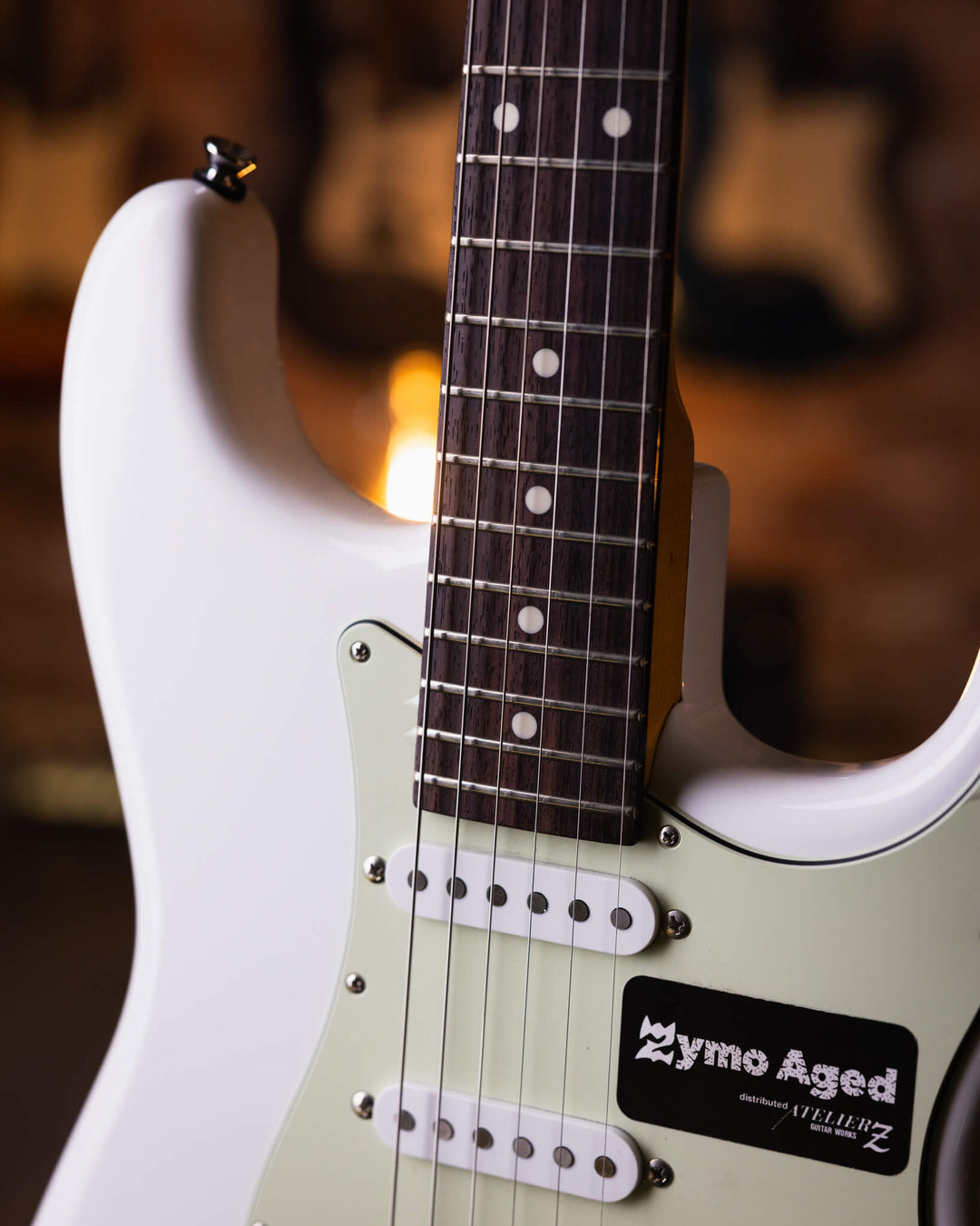 Atelier Z L.E.S. Next Zymo Aged Olympic White 2024 - Guitarra Eléctrica | Cuerpo • Modelo: Atelier Z L.E.S. Next Zymo Aged• Madera: Alder • Terminación: Polyurethane Gloss • Pickguard: 3P Mint Brazo • Madera: Maple/Rose• Perfil: Original U• Terminación: P