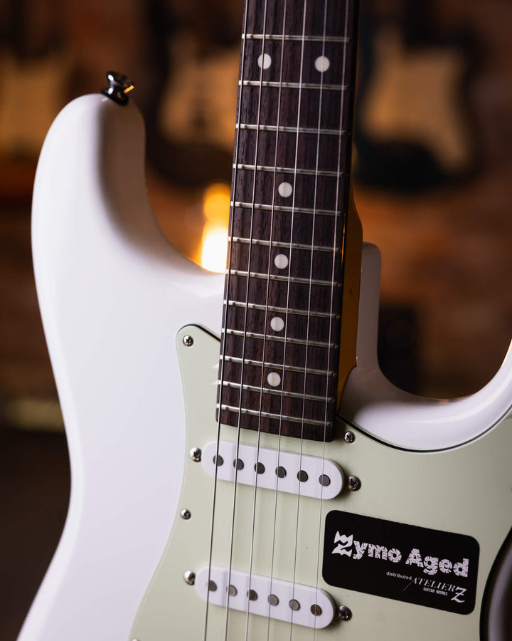 Atelier Z L.E.S. Next Zymo Aged Olympic White 2024 - Guitarra Eléctrica | Cuerpo • Modelo: Atelier Z L.E.S. Next Zymo Aged• Madera: Alder • Terminación: Polyurethane Gloss • Pickguard: 3P Mint Brazo • Madera: Maple/Rose• Perfil: Original U• Terminación: P