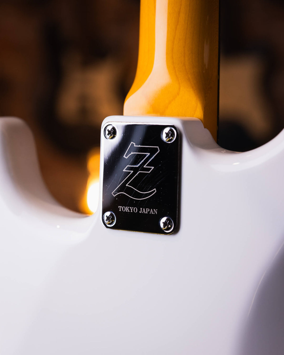 Atelier Z L.E.S. Next Zymo Aged Olympic White 2024 - Guitarra Eléctrica | Cuerpo • Modelo: Atelier Z L.E.S. Next Zymo Aged• Madera: Alder • Terminación: Polyurethane Gloss • Pickguard: 3P Mint Brazo • Madera: Maple/Rose• Perfil: Original U• Terminación: P