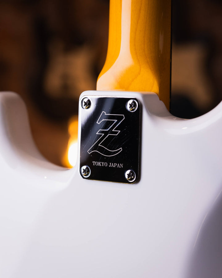 Atelier Z L.E.S. Next Zymo Aged Olympic White 2024 - Guitarra Eléctrica | Cuerpo • Modelo: Atelier Z L.E.S. Next Zymo Aged• Madera: Alder • Terminación: Polyurethane Gloss • Pickguard: 3P Mint Brazo • Madera: Maple/Rose• Perfil: Original U• Terminación: P