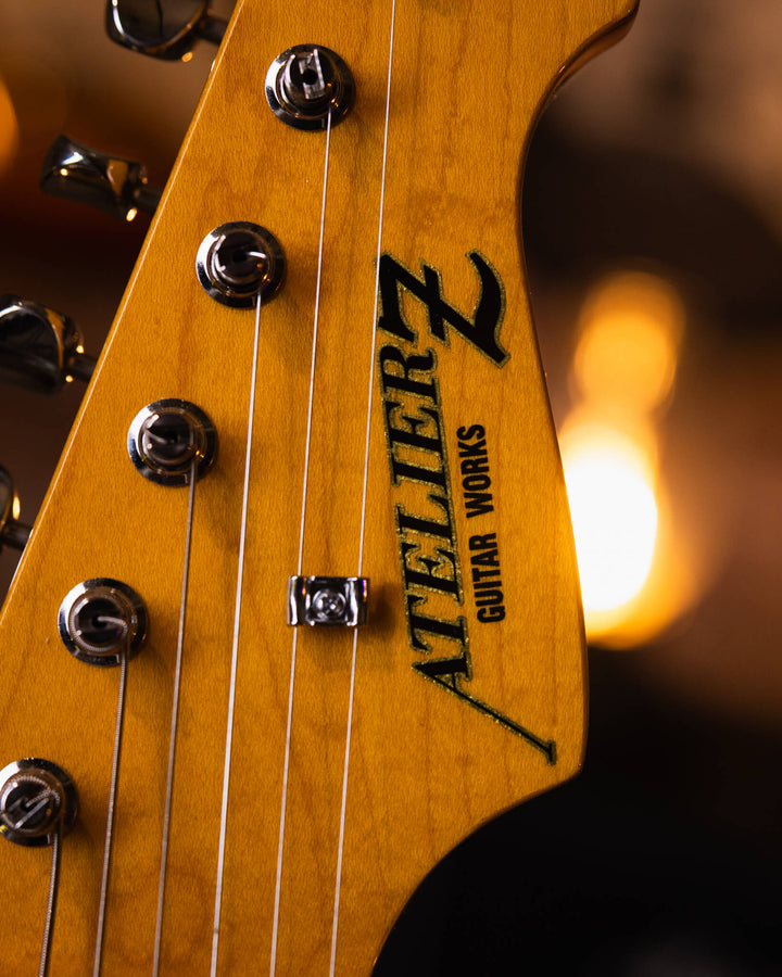 Atelier Z L.E.S. Next Zymo Aged Olympic White 2024 - Guitarra Eléctrica | Cuerpo • Modelo: Atelier Z L.E.S. Next Zymo Aged• Madera: Alder • Terminación: Polyurethane Gloss • Pickguard: 3P Mint Brazo • Madera: Maple/Rose• Perfil: Original U• Terminación: P