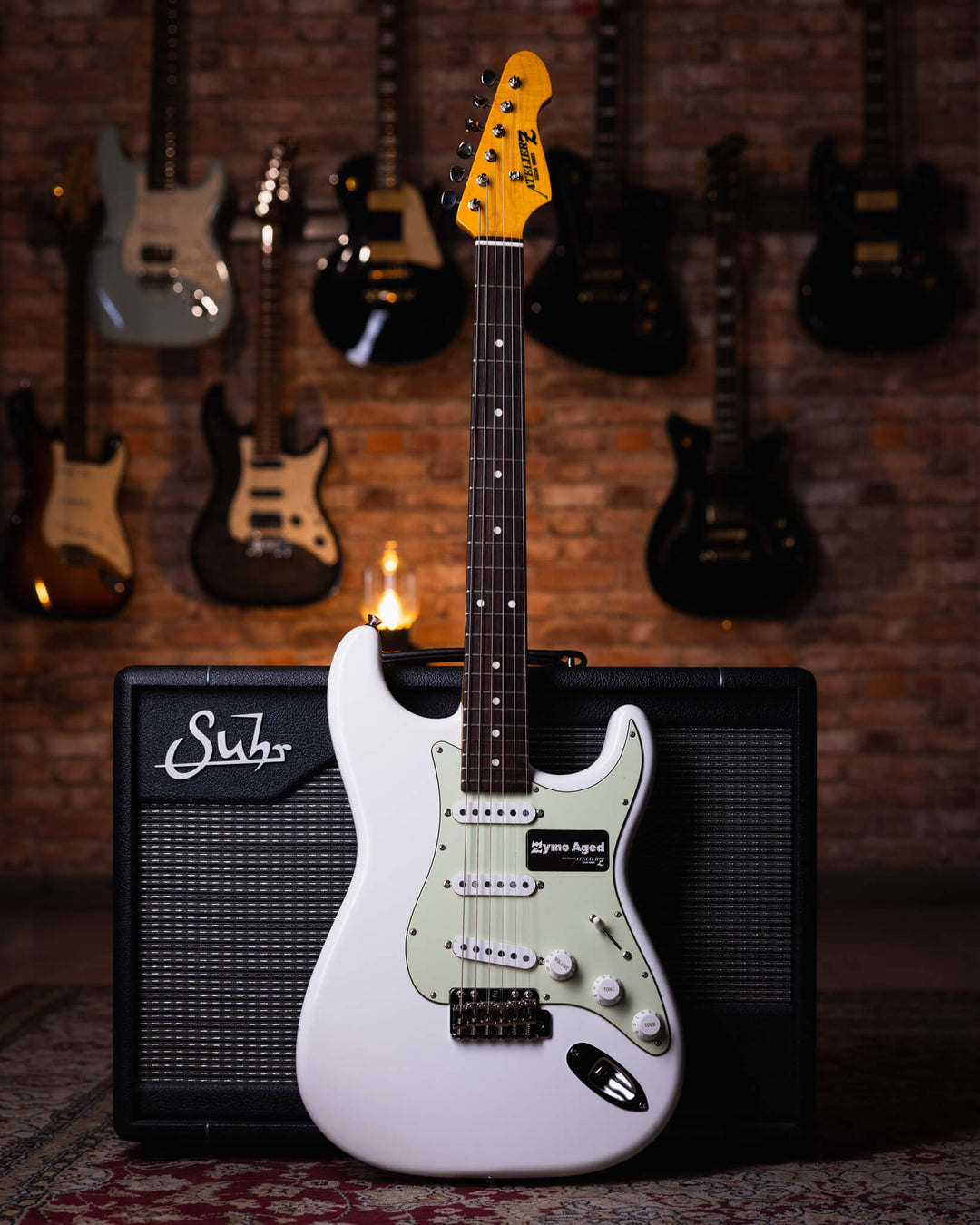 Atelier Z L.E.S. Next Zymo Aged Olympic White 2024 - Guitarra Eléctrica | Cuerpo • Modelo: Atelier Z L.E.S. Next Zymo Aged• Madera: Alder • Terminación: Polyurethane Gloss • Pickguard: 3P Mint Brazo • Madera: Maple/Rose• Perfil: Original U• Terminación: P