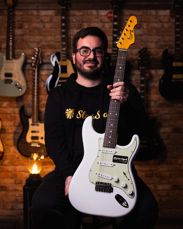 Atelier Z L.E.S. Next Zymo Aged Olympic White 2024 - Guitarra Eléctrica | Cuerpo • Modelo: Atelier Z L.E.S. Next Zymo Aged• Madera: Alder • Terminación: Polyurethane Gloss • Pickguard: 3P Mint Brazo • Madera: Maple/Rose• Perfil: Original U• Terminación: P