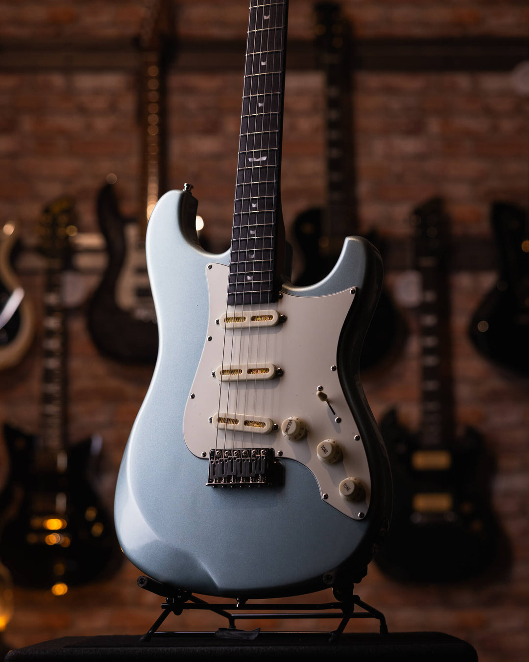 Baum Celestor Ocean Mist - Guitarra Eléctrica | La Guitarra Celestor es nuestro modelo lleno de características hechas por Baum presentados en nuestro diseño danés hecho para guitarristas de todo el mundo. Está inspirado en el sonido que nos hizo enamorar