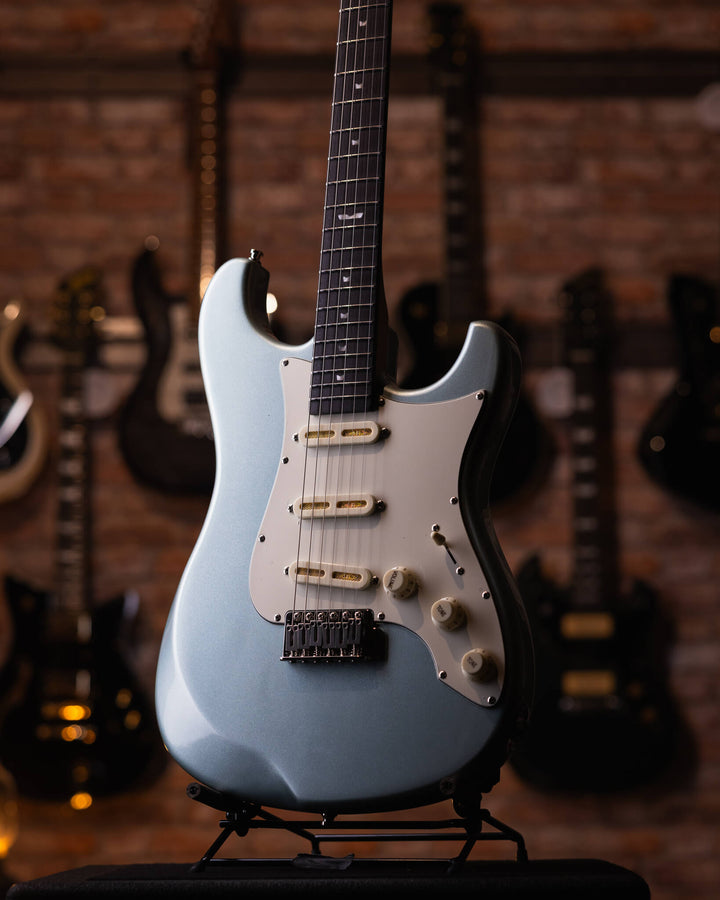 Baum Celestor Ocean Mist - Guitarra Eléctrica | La Guitarra Celestor es nuestro modelo lleno de características hechas por Baum presentados en nuestro diseño danés hecho para guitarristas de todo el mundo. Está inspirado en el sonido que nos hizo enamorar
