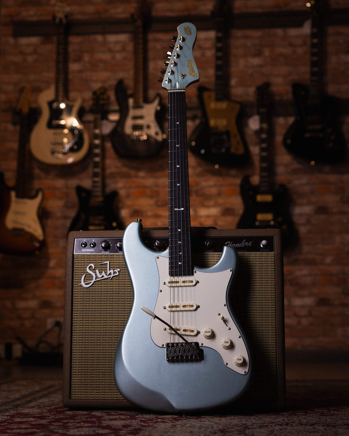 Baum Celestor Ocean Mist - Guitarra Eléctrica | La Guitarra Celestor es nuestro modelo lleno de características hechas por Baum presentados en nuestro diseño danés hecho para guitarristas de todo el mundo. Está inspirado en el sonido que nos hizo enamorar