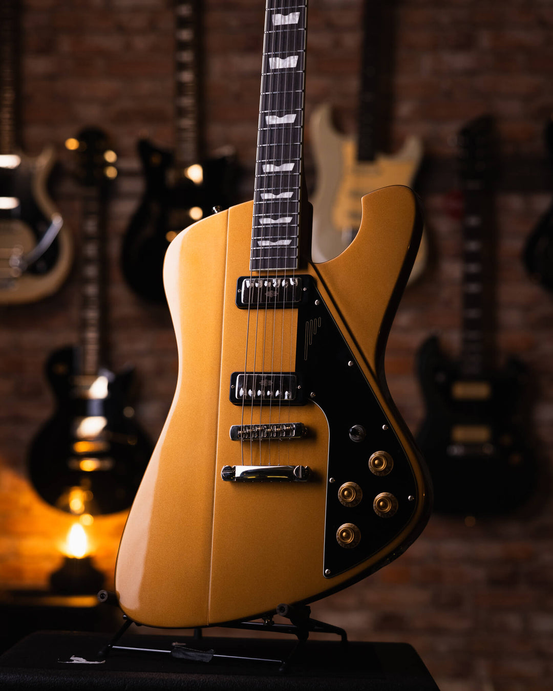 Baum Backwing Inca Gold - Guitarra Eléctrica | Esta guitarra viene con una actitud muy alta por su diseño aerodinámico y su voz potente. La Backwing es una de las guitarras más llamativas de Baum.Diseñado con un cuerpo delgado y ligero y un perfil de cuel