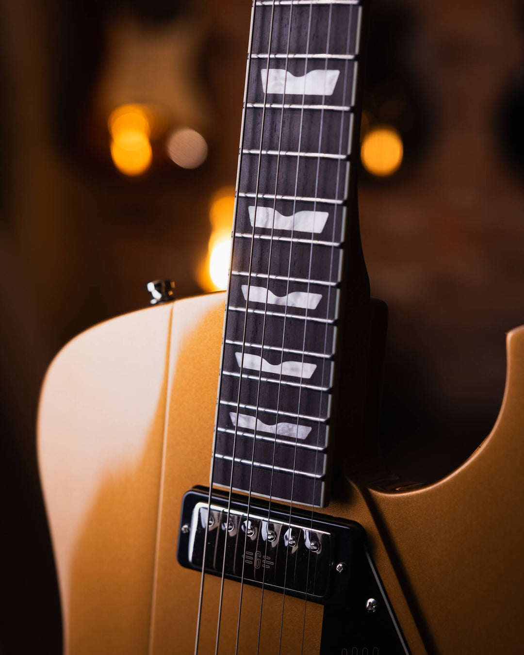 Baum Backwing Inca Gold - Guitarra Eléctrica | Esta guitarra viene con una actitud muy alta por su diseño aerodinámico y su voz potente. La Backwing es una de las guitarras más llamativas de Baum.Diseñado con un cuerpo delgado y ligero y un perfil de cuel