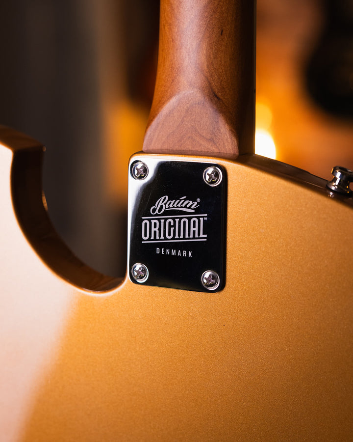 Baum Backwing Inca Gold - Guitarra Eléctrica | Esta guitarra viene con una actitud muy alta por su diseño aerodinámico y su voz potente. La Backwing es una de las guitarras más llamativas de Baum.Diseñado con un cuerpo delgado y ligero y un perfil de cuel