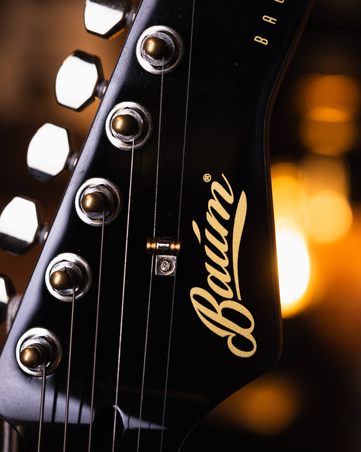 Baum Backwing Inca Gold - Guitarra Eléctrica | Esta guitarra viene con una actitud muy alta por su diseño aerodinámico y su voz potente. La Backwing es una de las guitarras más llamativas de Baum.Diseñado con un cuerpo delgado y ligero y un perfil de cuel