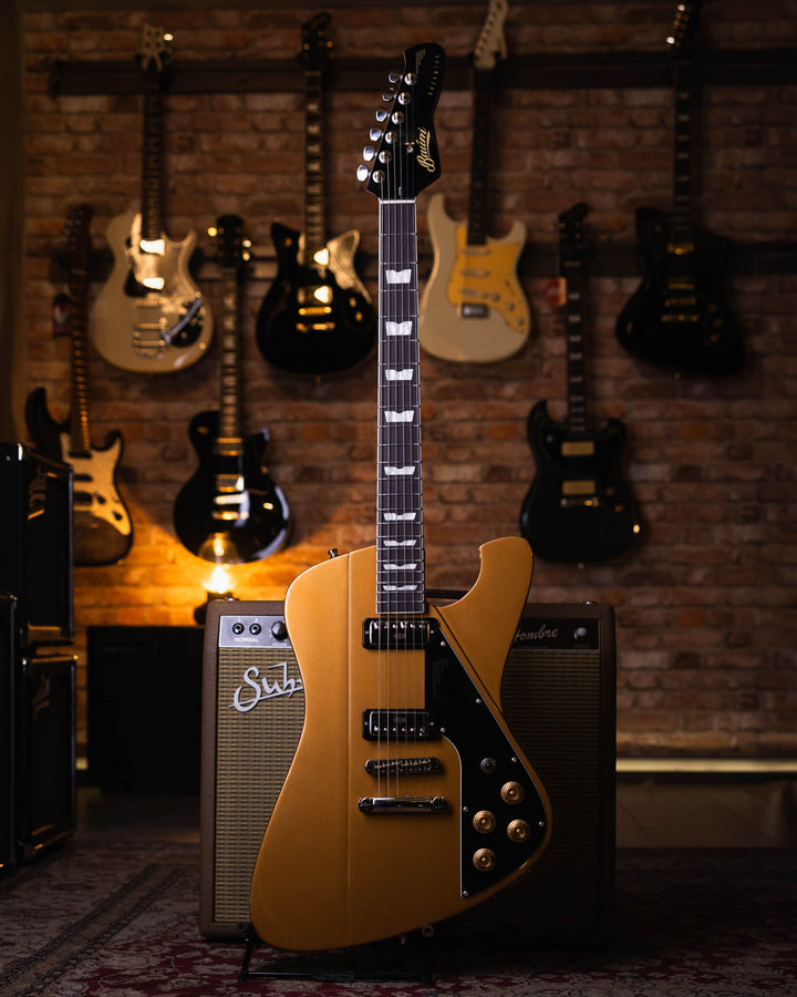 Baum Backwing Inca Gold - Guitarra Eléctrica | Esta guitarra viene con una actitud muy alta por su diseño aerodinámico y su voz potente. La Backwing es una de las guitarras más llamativas de Baum.Diseñado con un cuerpo delgado y ligero y un perfil de cuel