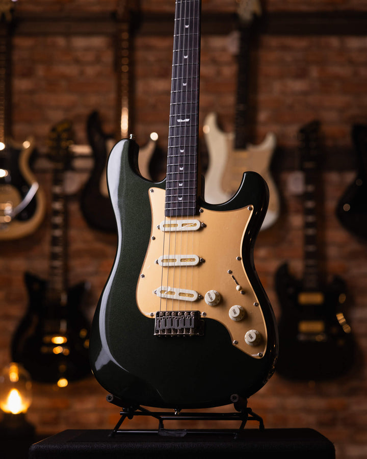 Baum Celestor Deep Forest - Guitarra Eléctrica | La Guitarra Celestor es nuestro modelo lleno de características hechas por Baum presentados en nuestro diseño danés hecho para guitarristas de todo el mundo. Está inspirado en el sonido que nos hizo enamora