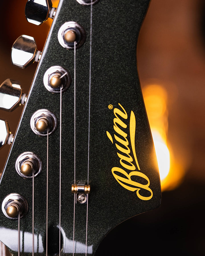 Baum Celestor Deep Forest - Guitarra Eléctrica | La Guitarra Celestor es nuestro modelo lleno de características hechas por Baum presentados en nuestro diseño danés hecho para guitarristas de todo el mundo. Está inspirado en el sonido que nos hizo enamora