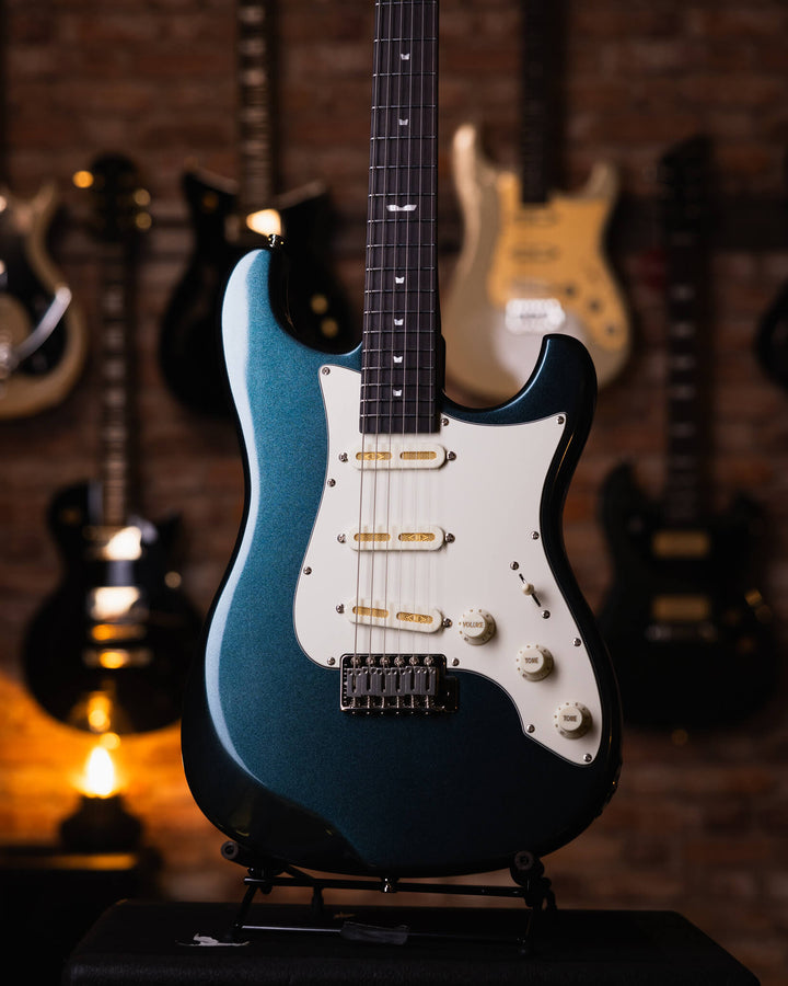 Baum Celestor Glacier Blue - Guitarra Eléctrica | La Guitarra Celestor es nuestro modelo lleno de características hechas por Baum presentados en nuestro diseño danés hecho para guitarristas de todo el mundo. Está inspirado en el sonido que nos hizo enamor