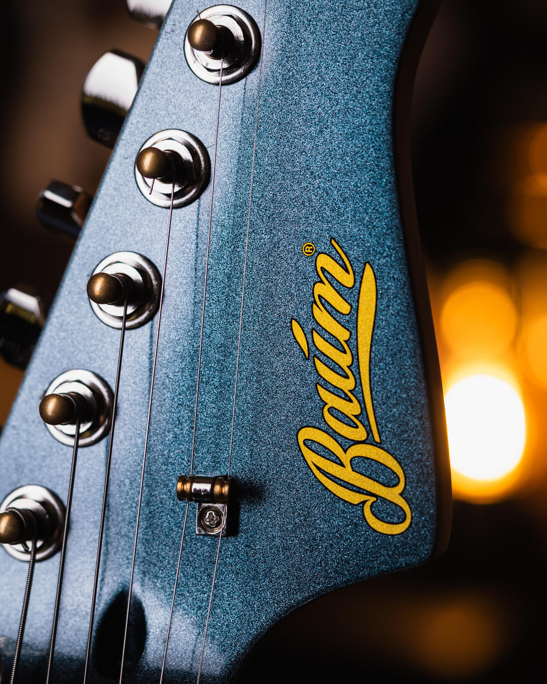 Baum Celestor Glacier Blue - Guitarra Eléctrica | La Guitarra Celestor es nuestro modelo lleno de características hechas por Baum presentados en nuestro diseño danés hecho para guitarristas de todo el mundo. Está inspirado en el sonido que nos hizo enamor