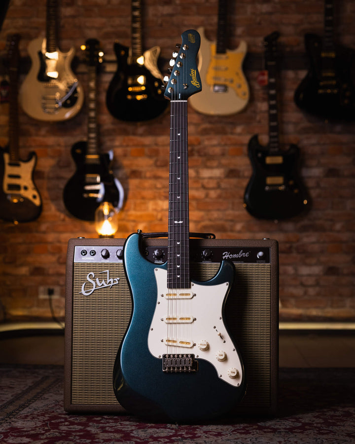 Baum Celestor Glacier Blue - Guitarra Eléctrica | La Guitarra Celestor es nuestro modelo lleno de características hechas por Baum presentados en nuestro diseño danés hecho para guitarristas de todo el mundo. Está inspirado en el sonido que nos hizo enamor