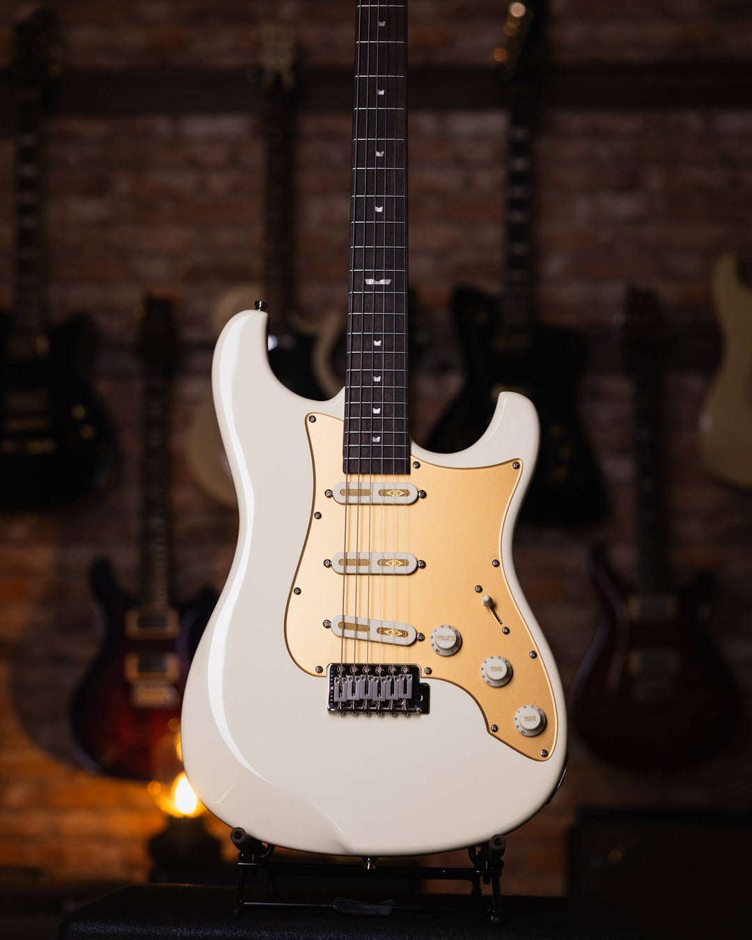 Baum Celestor Vintage White - Guitarra Eléctrica | La Guitarra Celestor es nuestro modelo lleno de características hechas por Baum presentados en nuestro diseño danés hecho para guitarristas de todo el mundo. Está inspirado en el sonido que nos hizo enamo
