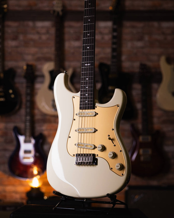 Baum Celestor Vintage White - Guitarra Eléctrica | La Guitarra Celestor es nuestro modelo lleno de características hechas por Baum presentados en nuestro diseño danés hecho para guitarristas de todo el mundo. Está inspirado en el sonido que nos hizo enamo