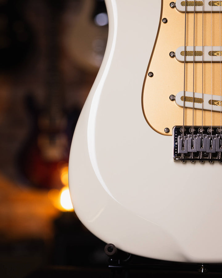 Baum Celestor Vintage White - Guitarra Eléctrica | La Guitarra Celestor es nuestro modelo lleno de características hechas por Baum presentados en nuestro diseño danés hecho para guitarristas de todo el mundo. Está inspirado en el sonido que nos hizo enamo