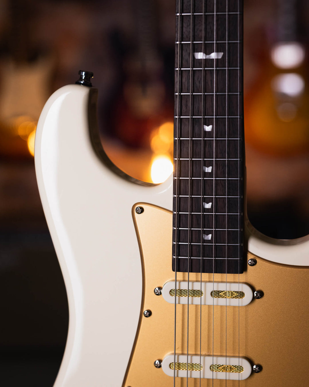 Baum Celestor Vintage White - Guitarra Eléctrica | La Guitarra Celestor es nuestro modelo lleno de características hechas por Baum presentados en nuestro diseño danés hecho para guitarristas de todo el mundo. Está inspirado en el sonido que nos hizo enamo