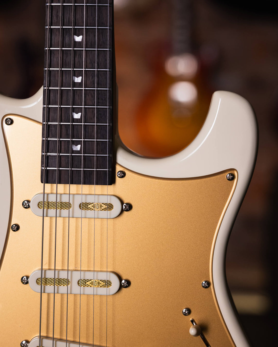 Baum Celestor Vintage White - Guitarra Eléctrica | La Guitarra Celestor es nuestro modelo lleno de características hechas por Baum presentados en nuestro diseño danés hecho para guitarristas de todo el mundo. Está inspirado en el sonido que nos hizo enamo