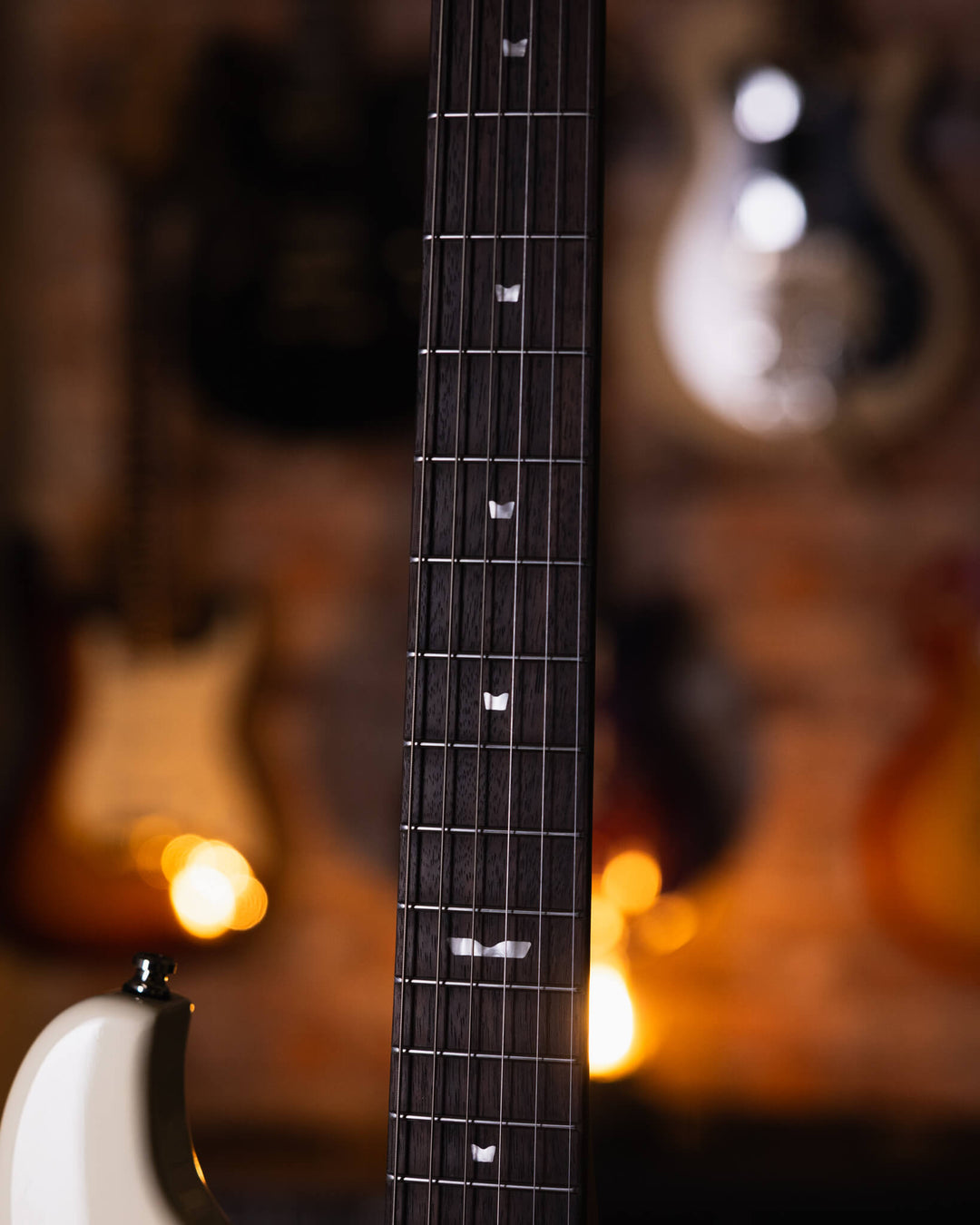 Baum Celestor Vintage White - Guitarra Eléctrica | La Guitarra Celestor es nuestro modelo lleno de características hechas por Baum presentados en nuestro diseño danés hecho para guitarristas de todo el mundo. Está inspirado en el sonido que nos hizo enamo