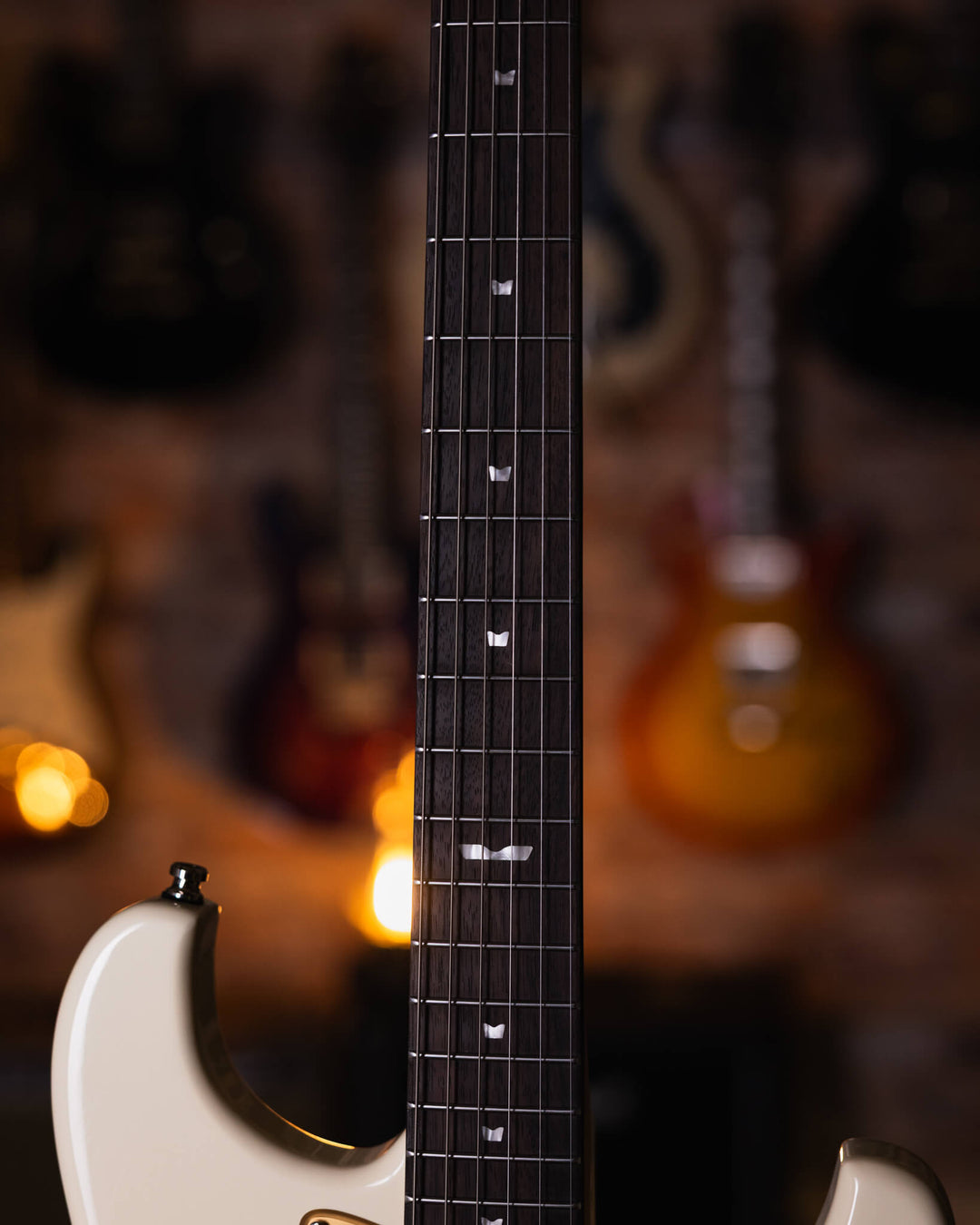 Baum Celestor Vintage White - Guitarra Eléctrica | La Guitarra Celestor es nuestro modelo lleno de características hechas por Baum presentados en nuestro diseño danés hecho para guitarristas de todo el mundo. Está inspirado en el sonido que nos hizo enamo