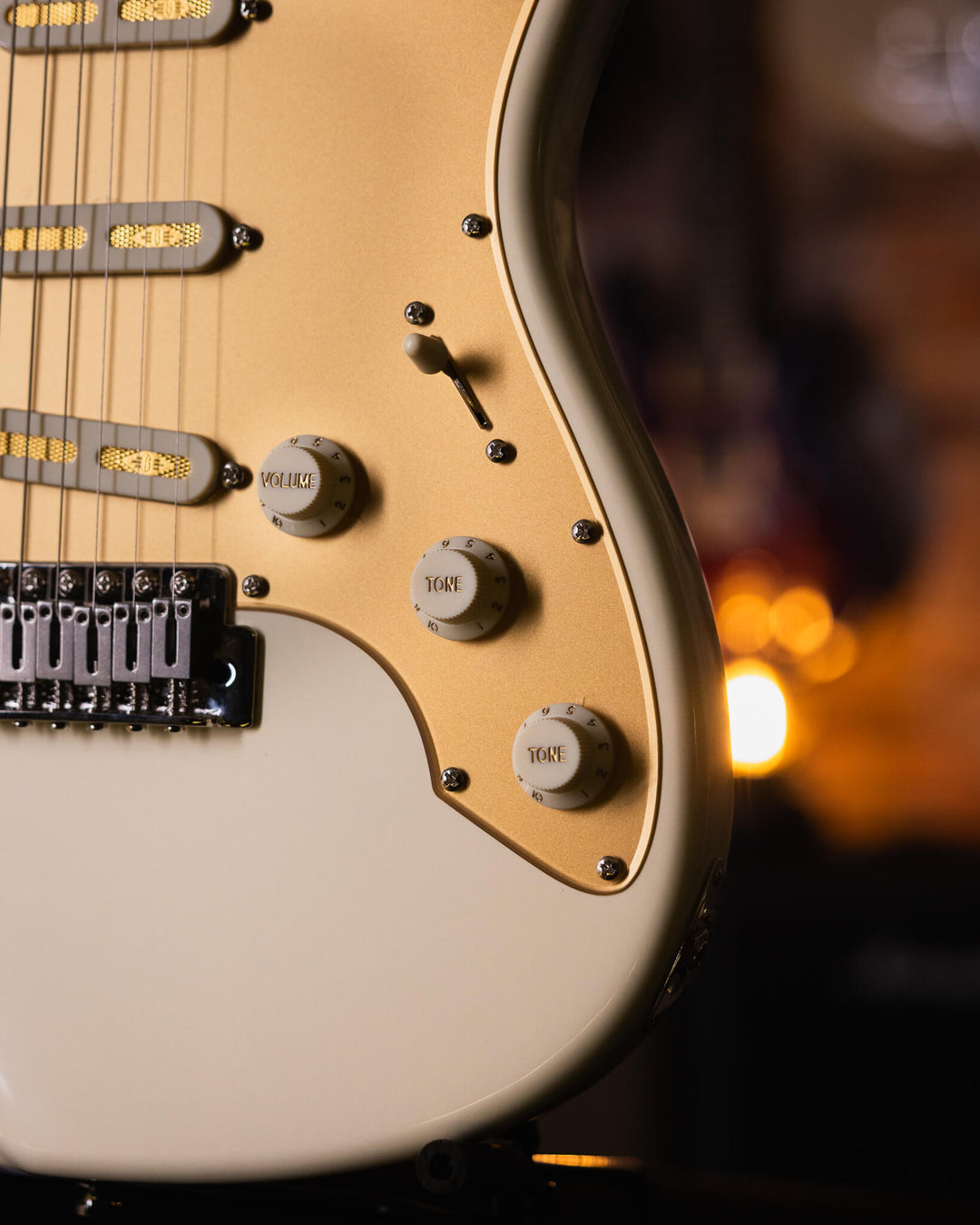 Baum Celestor Vintage White - Guitarra Eléctrica | La Guitarra Celestor es nuestro modelo lleno de características hechas por Baum presentados en nuestro diseño danés hecho para guitarristas de todo el mundo. Está inspirado en el sonido que nos hizo enamo