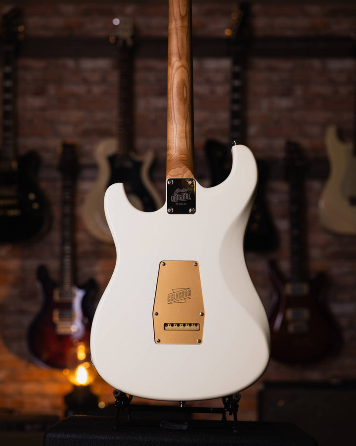Baum Celestor Vintage White - Guitarra Eléctrica | La Guitarra Celestor es nuestro modelo lleno de características hechas por Baum presentados en nuestro diseño danés hecho para guitarristas de todo el mundo. Está inspirado en el sonido que nos hizo enamo