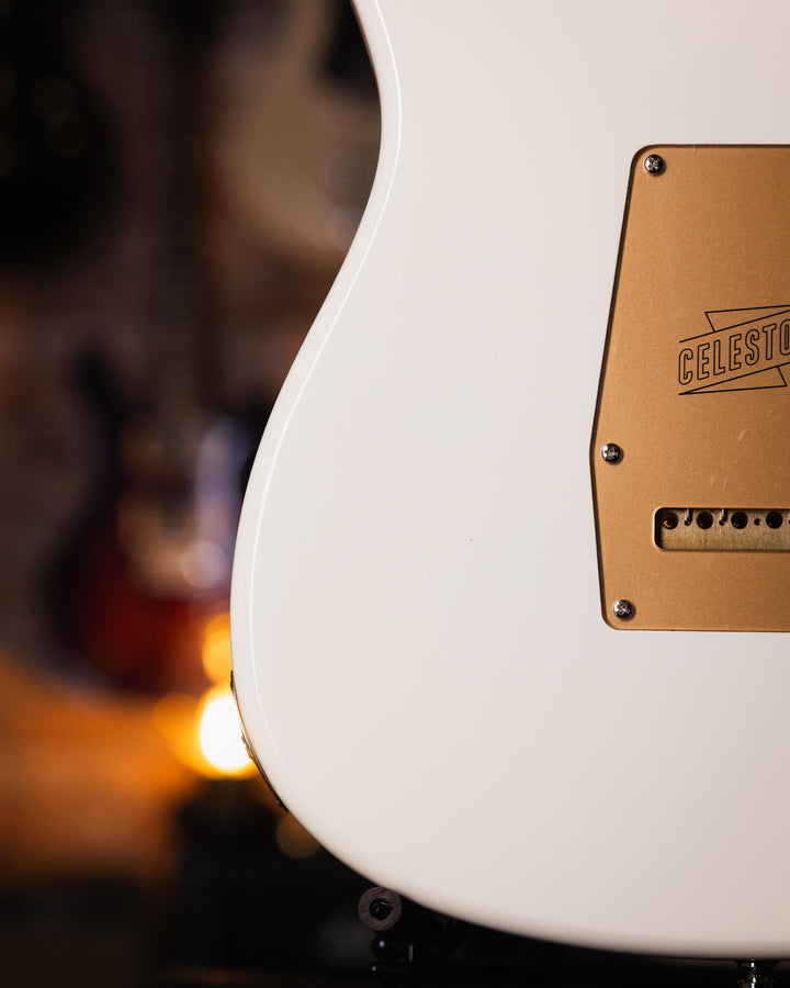 Baum Celestor Vintage White - Guitarra Eléctrica | La Guitarra Celestor es nuestro modelo lleno de características hechas por Baum presentados en nuestro diseño danés hecho para guitarristas de todo el mundo. Está inspirado en el sonido que nos hizo enamo