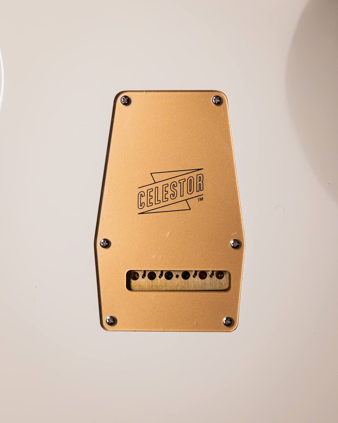 Baum Celestor Vintage White - Guitarra Eléctrica | La Guitarra Celestor es nuestro modelo lleno de características hechas por Baum presentados en nuestro diseño danés hecho para guitarristas de todo el mundo. Está inspirado en el sonido que nos hizo enamo